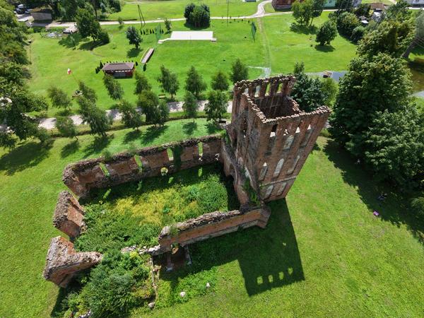 Bardzo ciekawe ruiny, zadbana  okolica, super dostęp do ruin.
