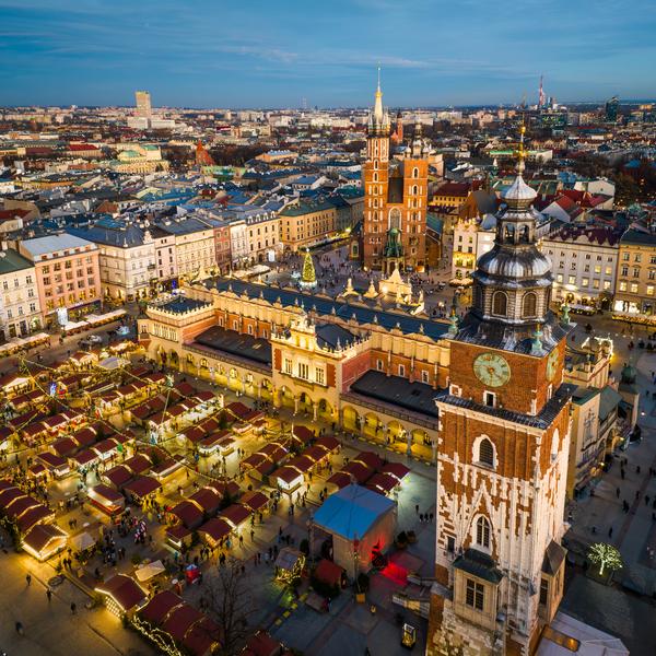Świąteczny rynek w Krakowie z drona