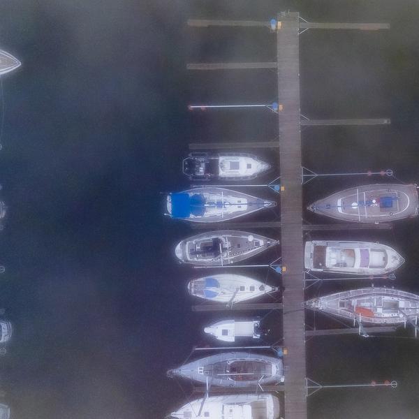 Marina w Łebie we mgle